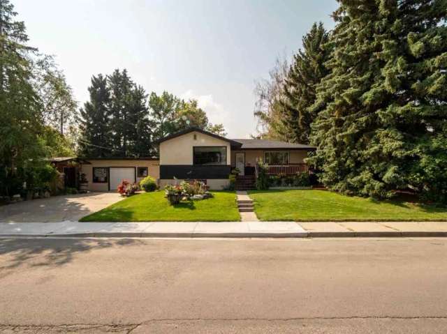 House For Sale in Lethbridge, Alberta