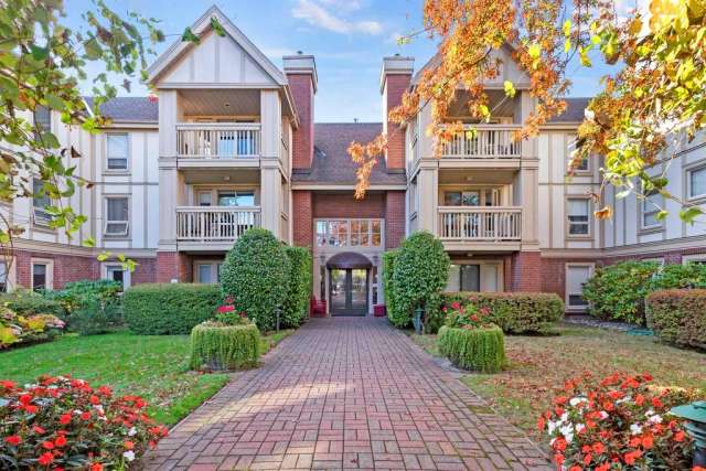 Condo For Sale in West Vancouver, British Columbia