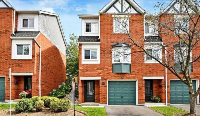 Townhouse For Sale in Oakville, Ontario