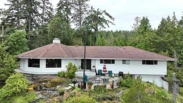 A $899,000.00 House with Acreage with 3 bedrooms in Pender Harbour Egmont, Sunshine Coast