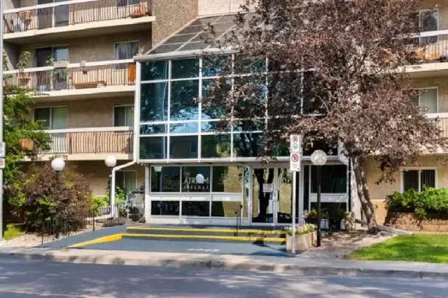 #605 - 4045 Rae St - Charming Condo Located In Parliament Place