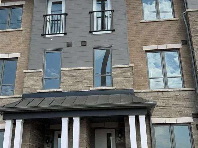 Townhouse For Rent in Oakville, Ontario