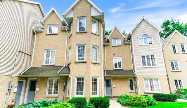 Townhouse For Sale in Burlington, Ontario