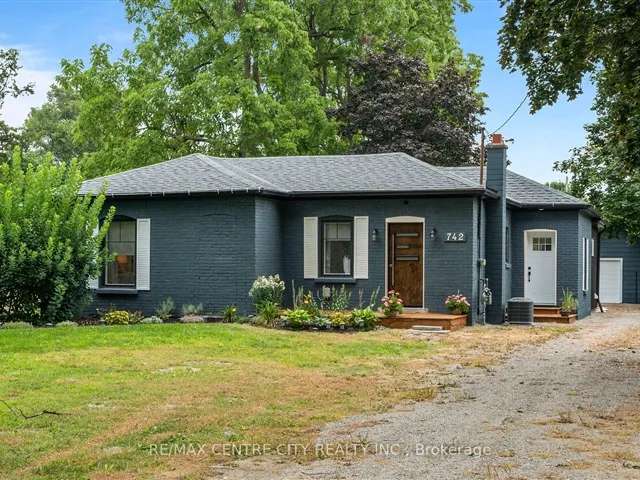 House For Sale in Brantford, Ontario