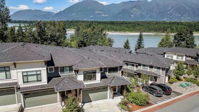 A $799,000.00 Townhouse with 4 bedrooms in Chilliwack Mountain, Chilliwack