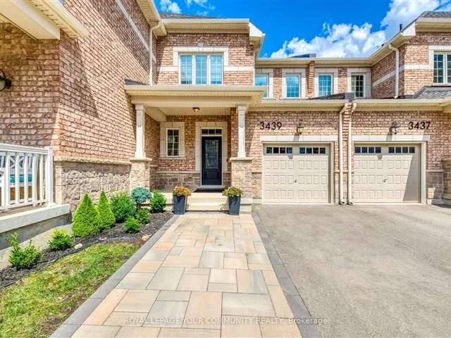 Townhouse For Sale in Oakville, Ontario