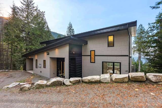 A $3,695,000.00 House with Acreage with 4 bedrooms in Britannia Beach, Squamish