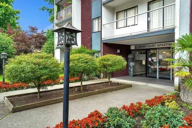 520 Tenth Street -  in New Westminster