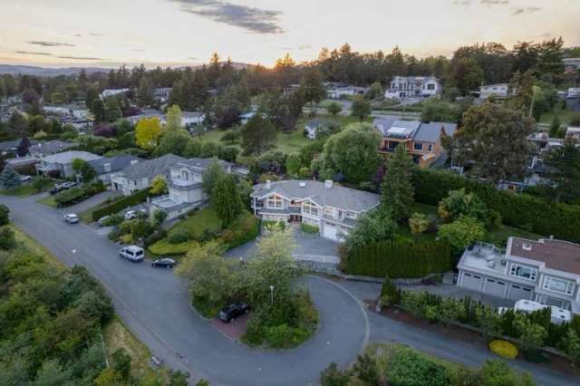 This Airy Saanich Home’s Backyard is a Garden Oasis