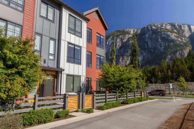 A $1,189,000.00 Townhouse with 4 bedrooms in Valleycliffe, Squamish