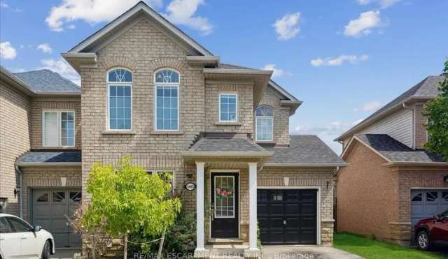 Townhouse For Sale in Burlington, Ontario