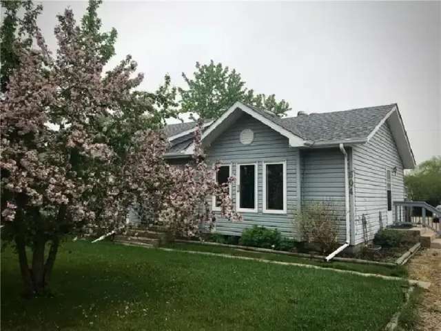 Lake Life Awaits at This Beautiful 3bdr 1375 sqft Cottage!