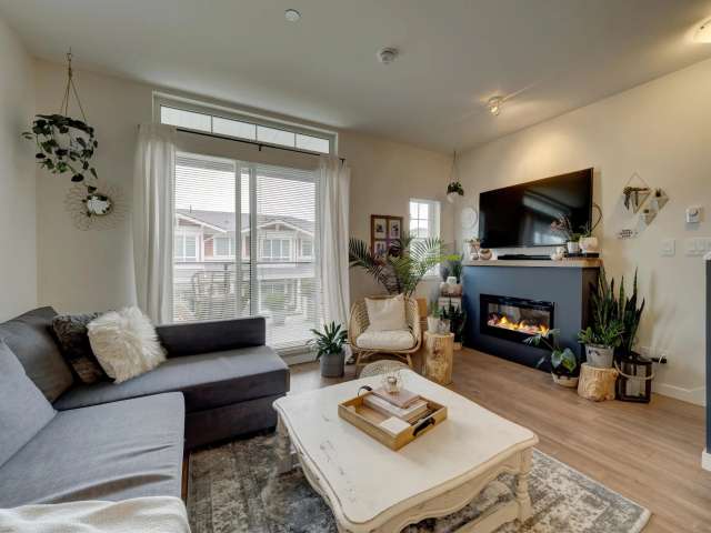 A $715,000.00 Townhouse with 3 bedrooms in Sechelt District, Sunshine Coast