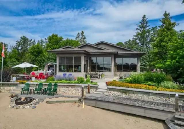 GORGEOUS Beachfront 2bdrm Bungalow Custom-Built in Netley Creek!