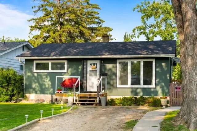 1105 Aberdeen St - Bungalow In Quiet Rosemont Neighbourhood