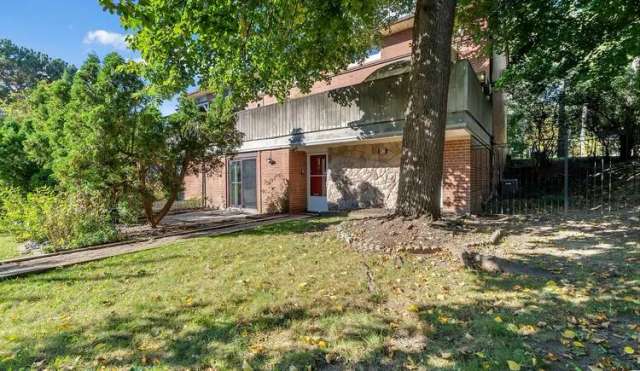 Townhouse For Sale in Toronto, Ontario