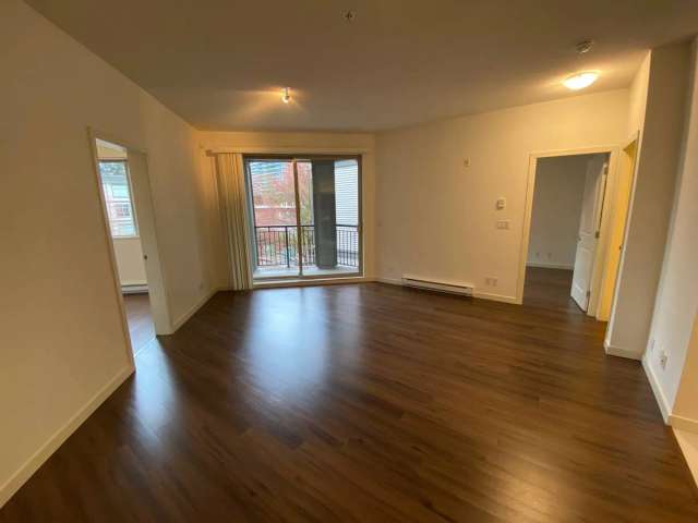 Elegant Spacious 2 Bed 1 Bath Surrey Central