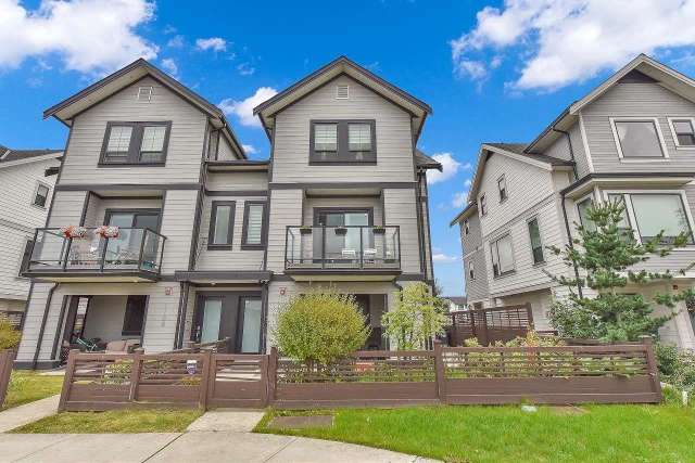 A $1,299,900.00 1/2 Duplex with 3 bedrooms in Queensborough, New Westminster