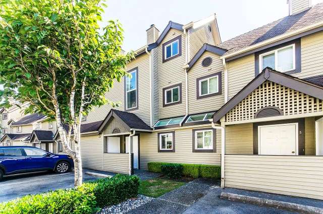 A $837,900.00 Townhouse with 3 bedrooms in Coquitlam East, Coquitlam