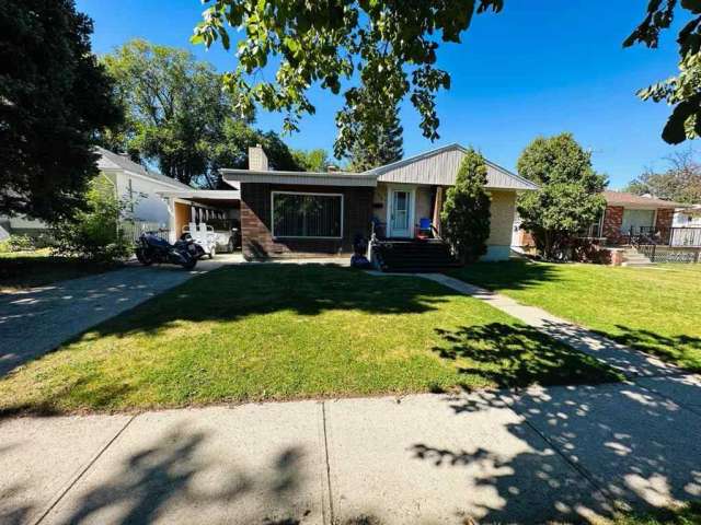 House For Sale in Lethbridge, Alberta