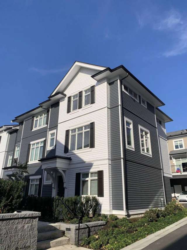 Townhouse For Rent in Surrey, British Columbia