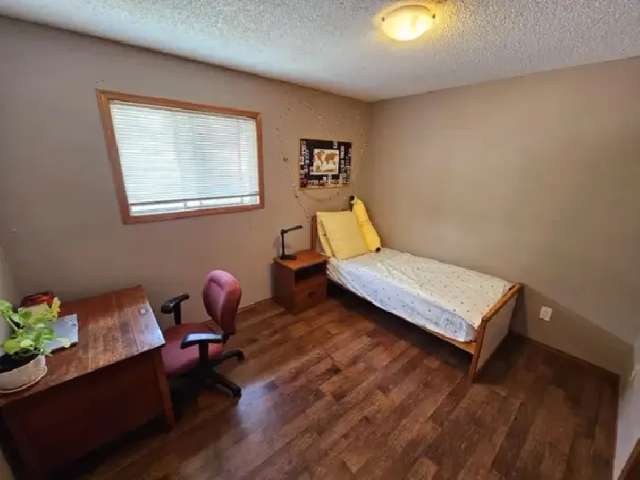 ROOM FOR RENT - CLOSE TO UNIVERSITY OF CALGARY, LRT, SHOPPING