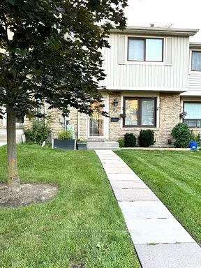 Townhouse For Sale in Mississauga, Ontario