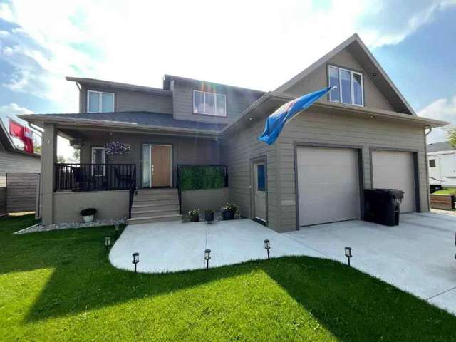 House For Sale in Picture Butte, Alberta