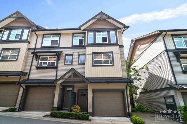 Townhouse For Rent in Surrey, British Columbia