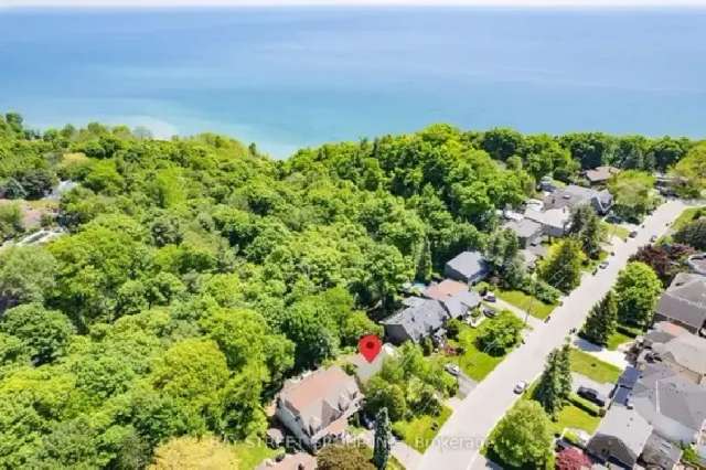 ✨BREATHTAKING  BY THE LAKE 3 BDRM MODERN HOME ON A RAVINE LOT!