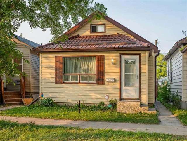 House For Sale in Winnipeg, Manitoba