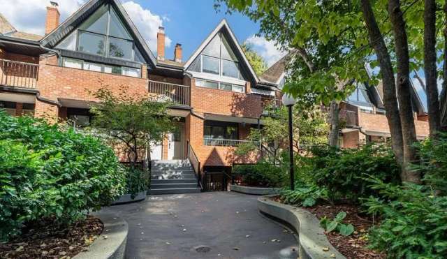 Townhouse For Sale in Toronto, Ontario