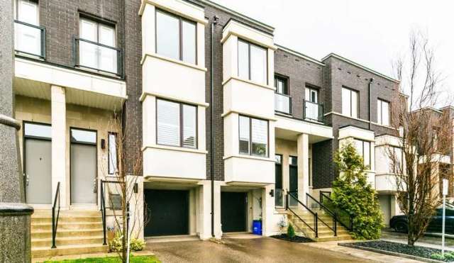 Townhouse For Sale in Oakville, Ontario