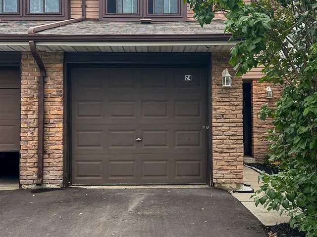 Townhouse For Sale in Oshawa, Ontario