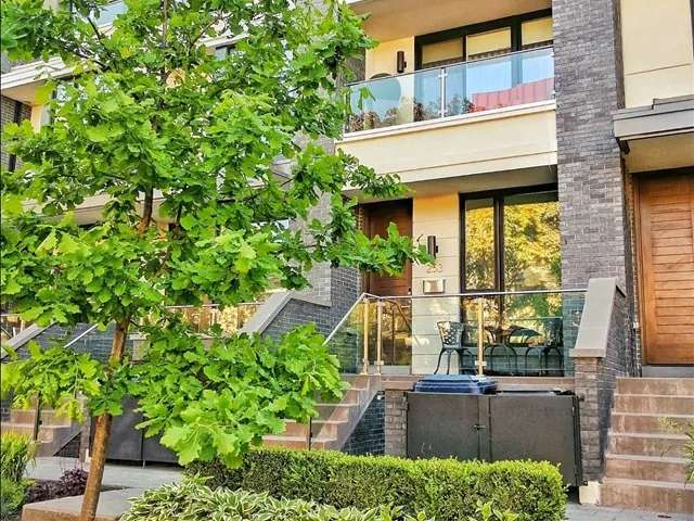 Townhouse For Sale in Toronto, Ontario