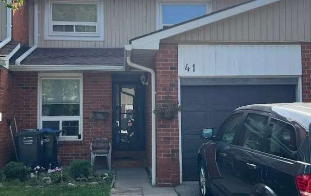 Townhouse For Sale in Mississauga, Ontario