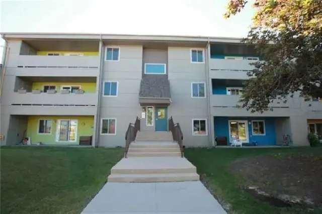 MOTIVATED SELLER! Desirable Top Floor 2bdr Condo Near U of M!