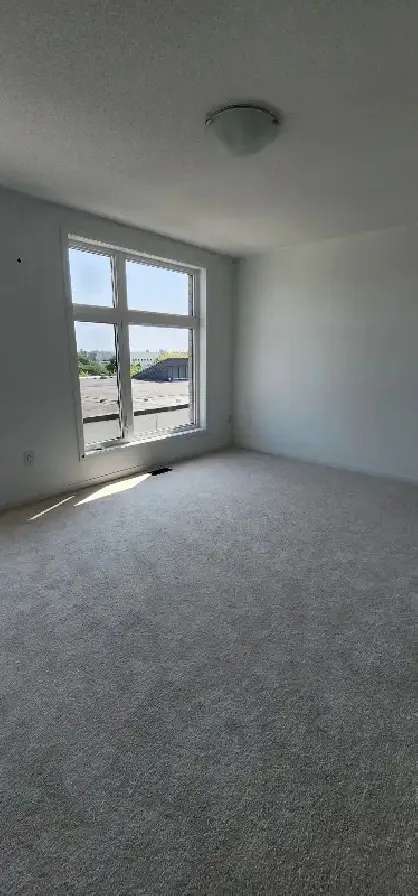 Master Bedroom for Renting in Ajax (Westney/401)