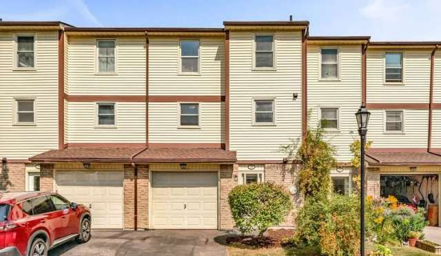 Townhouse For Sale in Mississauga, Ontario