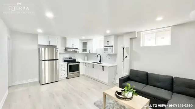 21 Lowry Ct -  in Barrie