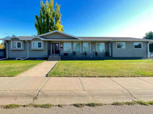 House For Sale in Lethbridge, Alberta