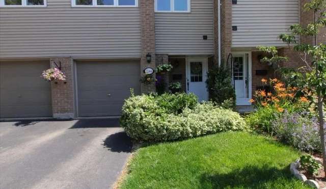 Townhouse For Sale in Oakville, Ontario