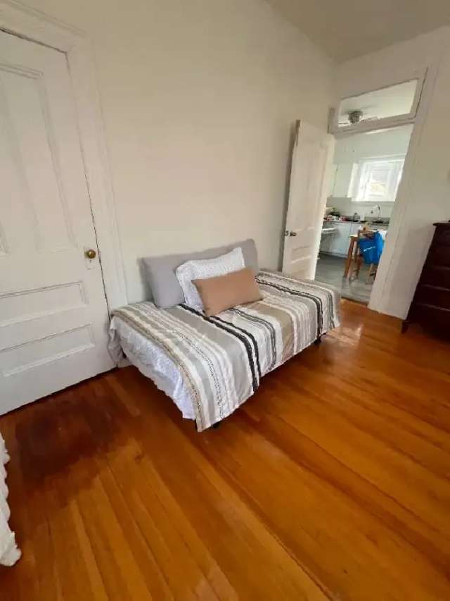 LARGE ROOM FOR RENT / SANDY HILL