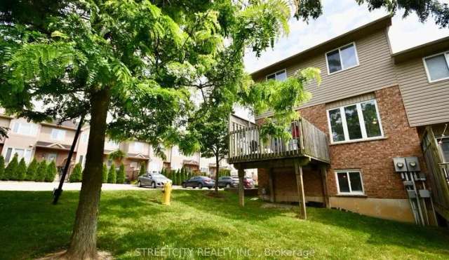 Townhouse For Sale in Unorganized Centre Parry Sound, Ontario