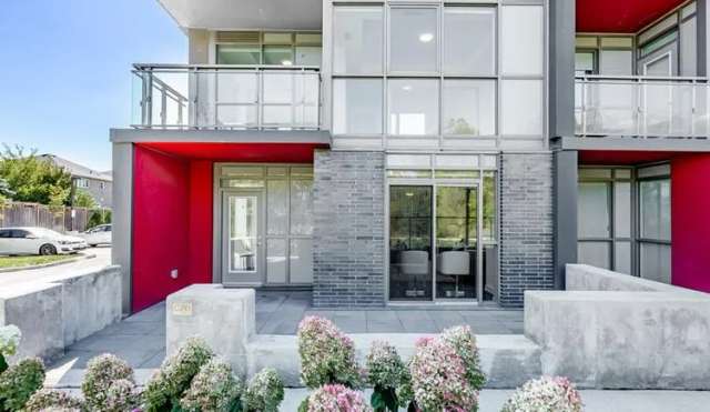 Townhouse For Sale in Burlington, Ontario