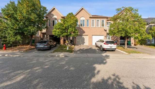 Townhouse For Sale in Brampton, Ontario