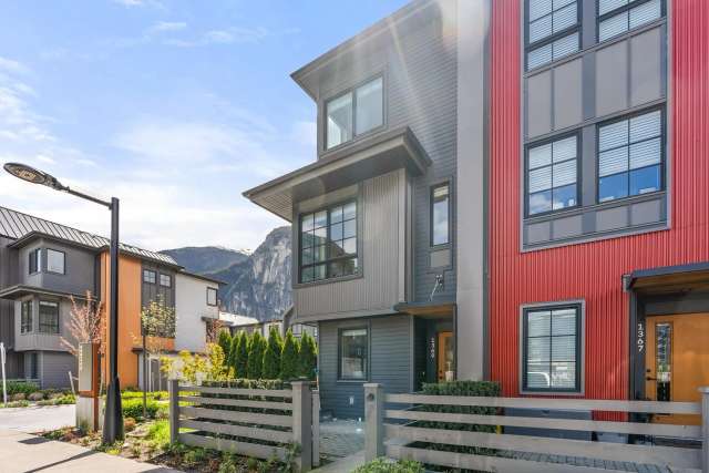 A $1,059,000.00 Townhouse with 3 bedrooms in Valleycliffe, Squamish