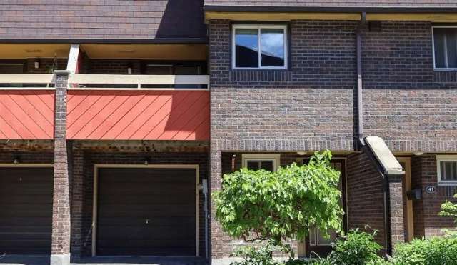 Townhouse For Sale in Toronto, Ontario