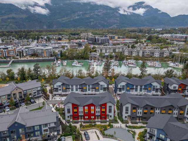 A $1,299,000.00 Townhouse with 4 bedrooms in Valleycliffe, Squamish