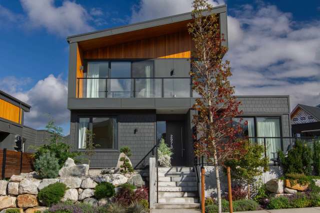 A $1,898,000.00 House/Single Family with 3 bedrooms in University Highlands, Squamish